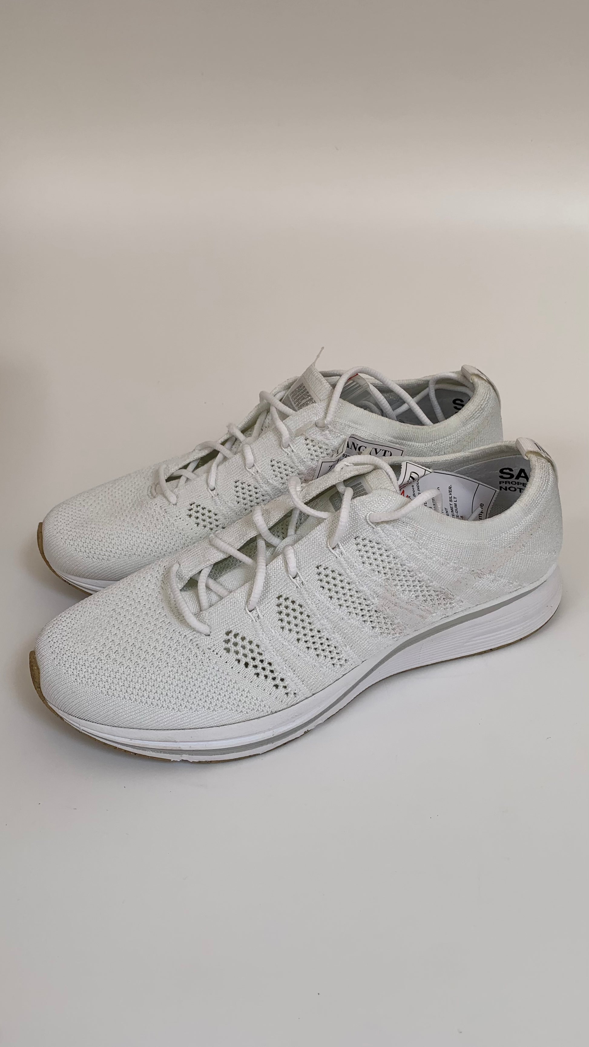 Flyknit trainer white top gum on feet